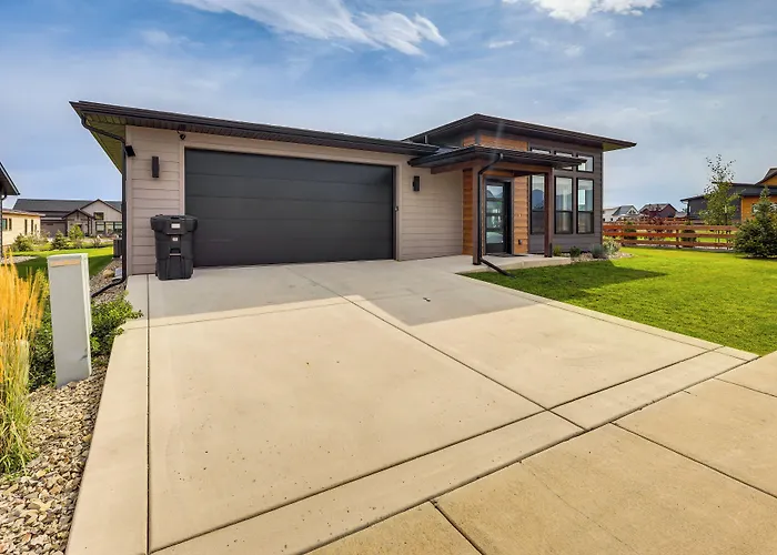 Stylish Montana Vacation Rental W/ Private Hot Tub