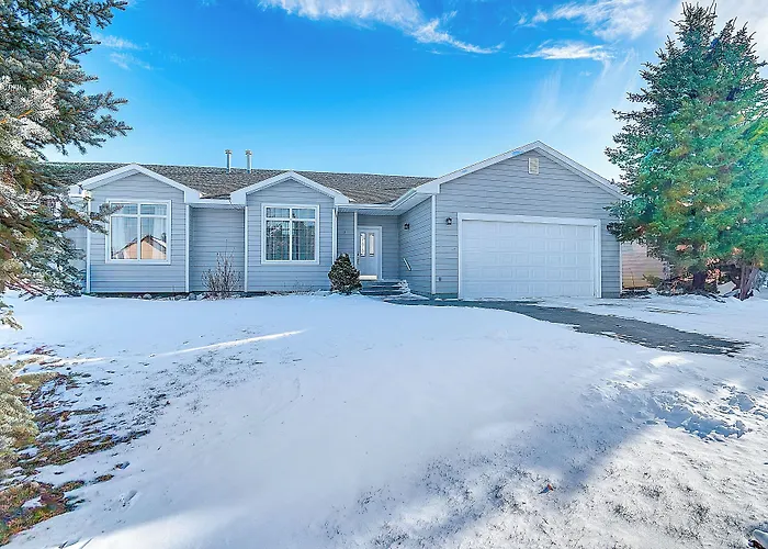 Red Lodge Townhome W/ Hot Tub & Mountain Views!