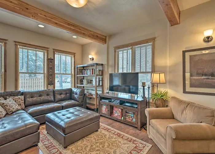 Updated Townhome W/ Hot Tub - Walk To Downtown!
